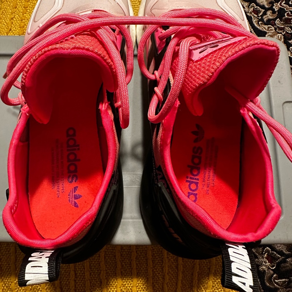 Women’s Adidas tennis shoe